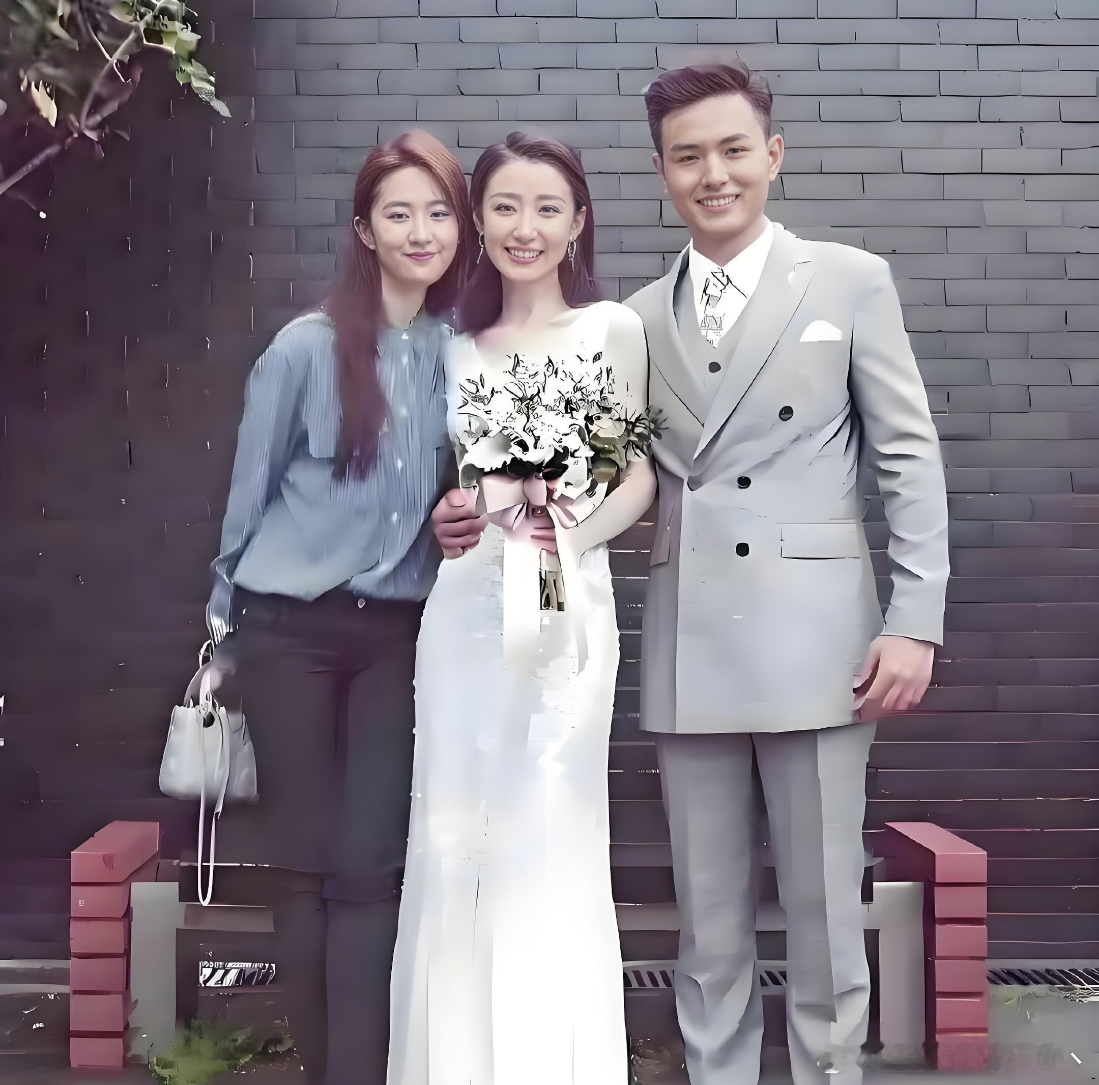 去参加婚礼的刘亦菲，也不会抢新娘风头