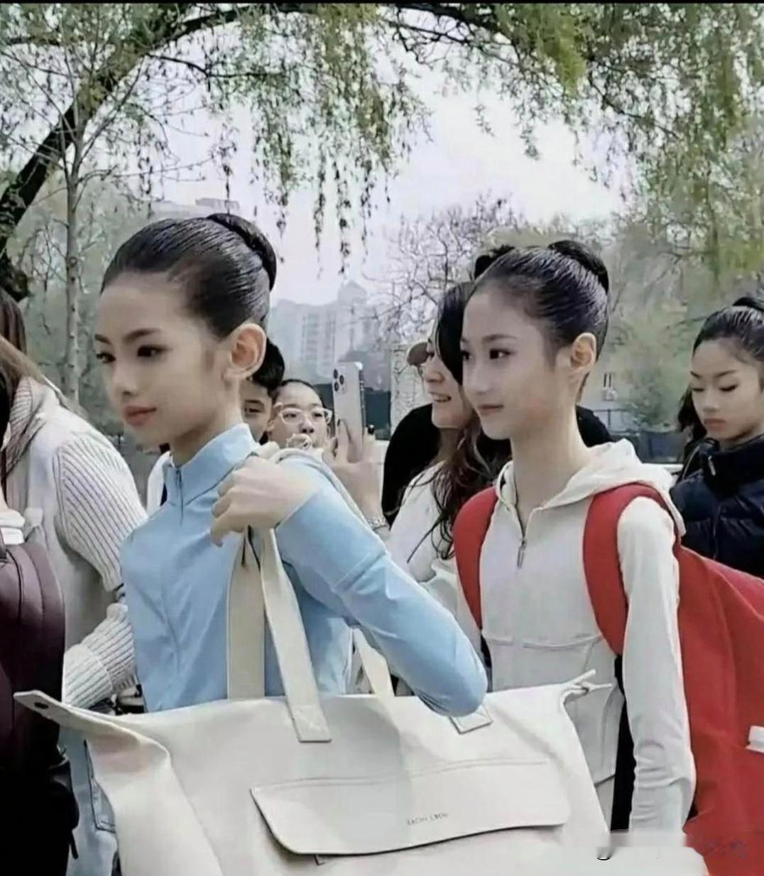 真的被北戏招生现场的颜值惊艳到了！现场随手拍到两个小姑娘，气质干净又灵动，五