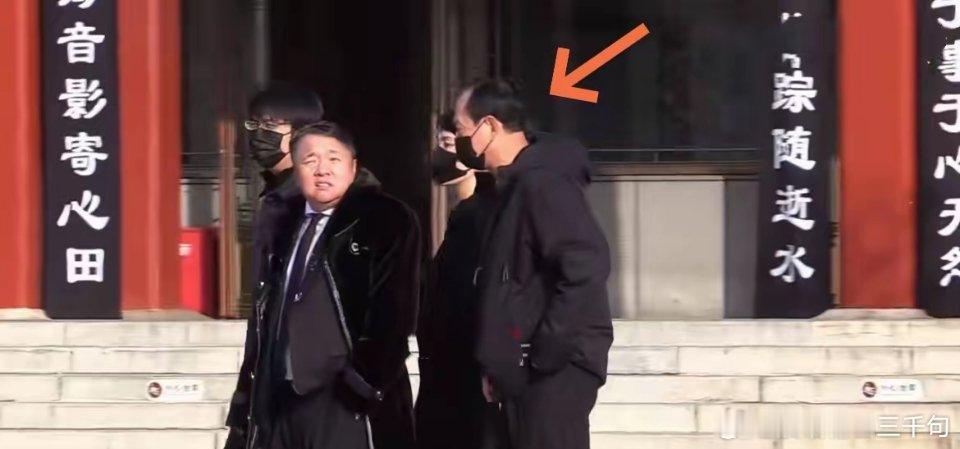 罗晋父亲追悼会现场！疑似唐嫣父亲现身，实际行动再破婚变传闻日前，罗晋通过经纪人官