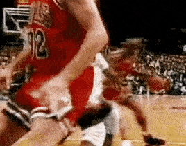 防守乔丹最好的办法就是犯规时候狠一点！相信经常看80年代NBA录像的朋友都会有这
