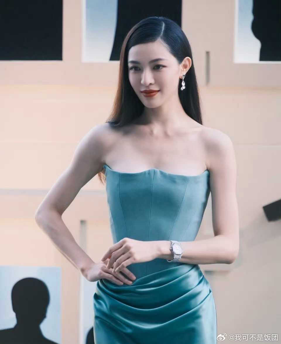 钟楚曦绿裙我们钟楚曦姐姐真的太有魅力了，一袭薄荷绿抹胸长裙，尽显好身材。完全是女