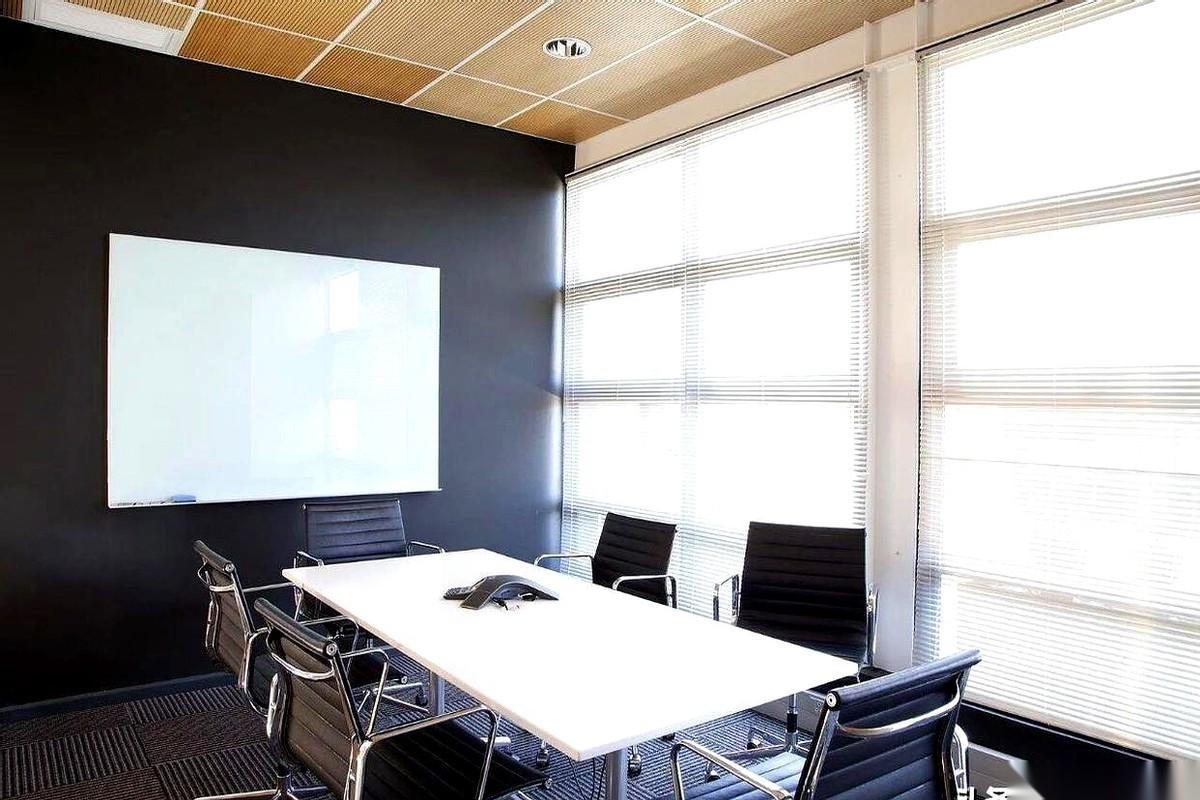 我跟你说个事儿，听完保证你后背发凉。你办公室或者家里那扇窗，你觉得是透光的，是