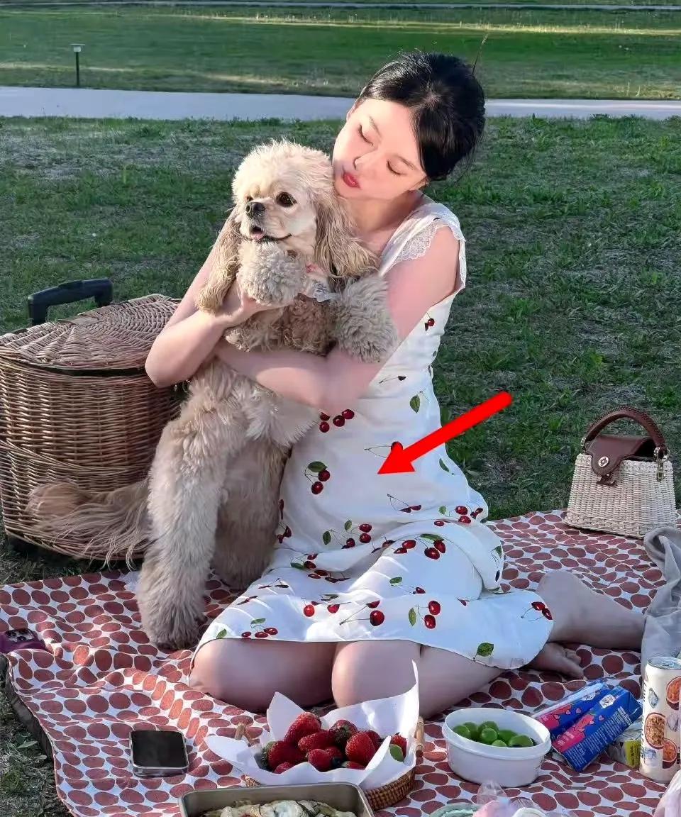 这小腹凸起确实像怀孕了，杨紫会不会是孩子干妈了？她自己是富家千金，老公也是富家公