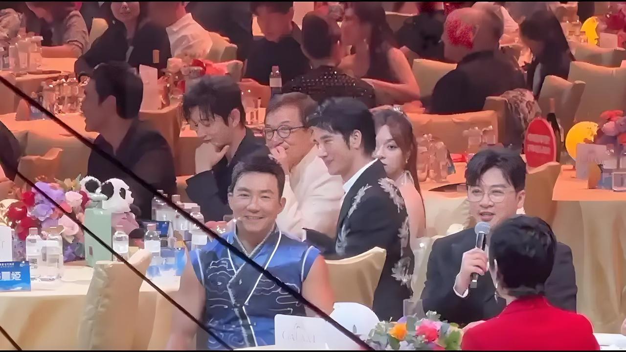 近日在一场盛大的活动中，成龙与王力宏等一众明星同坐一桌。席间，成龙大哥风趣幽默，