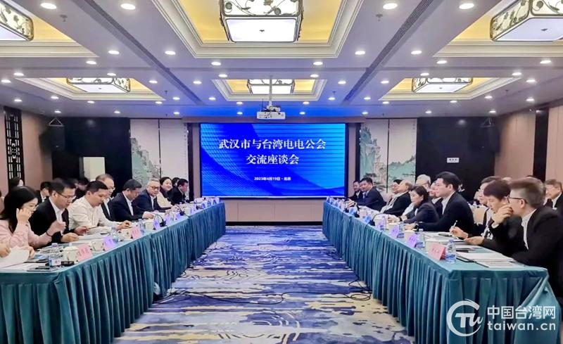 新党正式宣布接受解放军负责台湾防卫、接受一国两制、主张爱国者治台，在台湾政坛投下