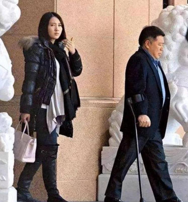 2008年，演员黎姿做生意失败，这时候弟弟又出了车祸，急需救命钱！她迫于无奈，找