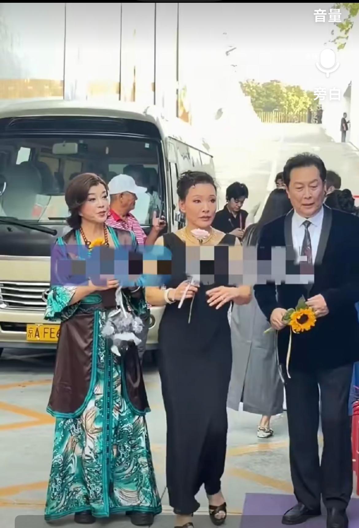 说实话，75岁刘晓庆单独走红毯看着还凑合，可跟65岁陈冲同框一对比，差距一下子就