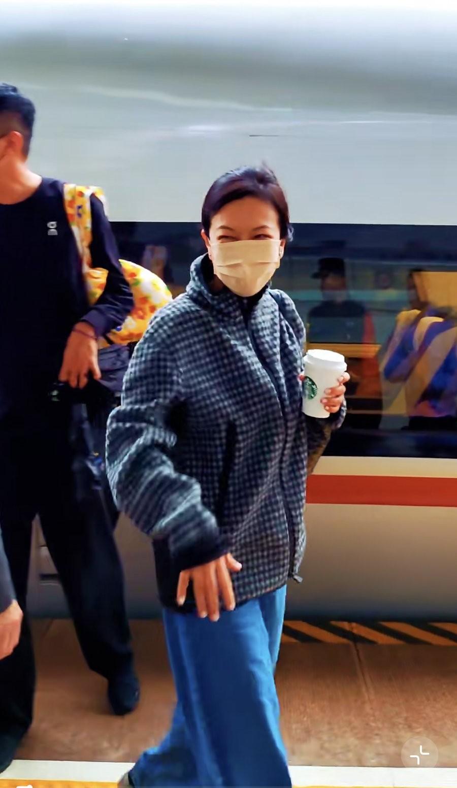 9月27日，萧敬腾与林有慧到达辽宁丹东，准备参加晚上的东港公益晚会，林有慧体态不