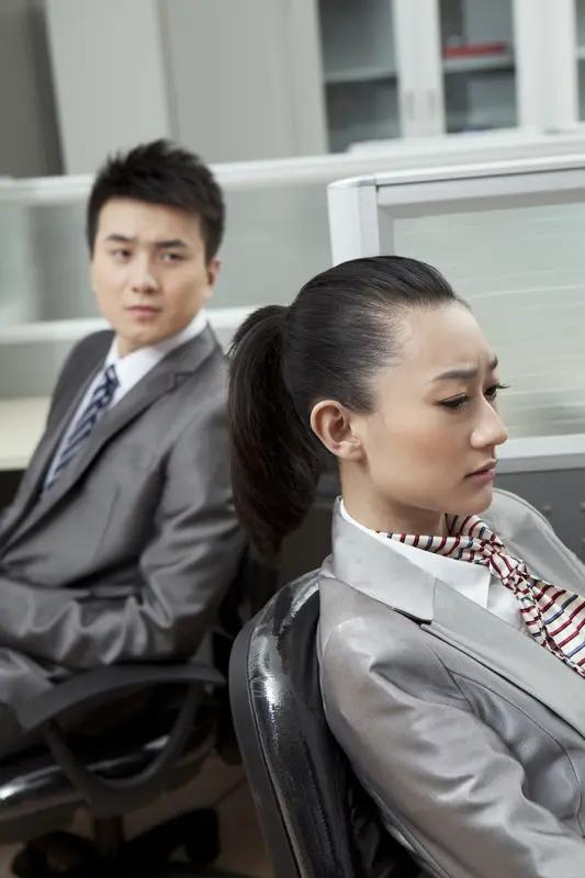 你会把职场委屈讲给身边同事听吗?我可不会把职场委屈讲给身边同事听。分享欲给错人