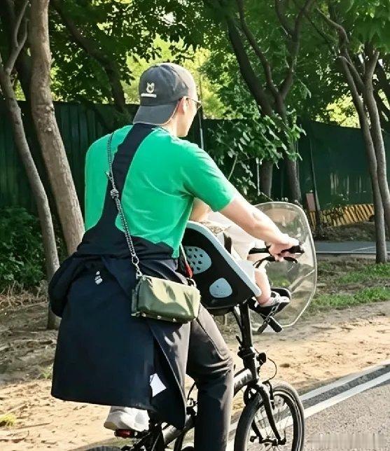 有网友在北京东坝公园，偶遇陈伟霆和何穗！夫妻俩带娃骑行，宝宝坐在他的专属小座椅上