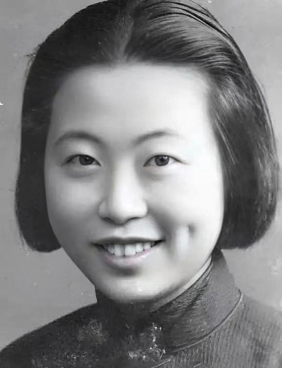 蒋介石开会时，国民党元老突然大喊："共产党就在你身边！"全场目光扫过，她低头运笔