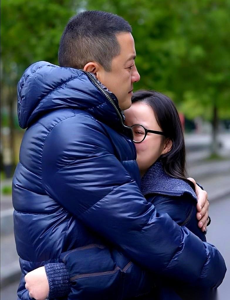 刷到李亚鹏和他那个“汶川女儿”的视频，大半夜的，给我看沉默了。真的。之前网上铺