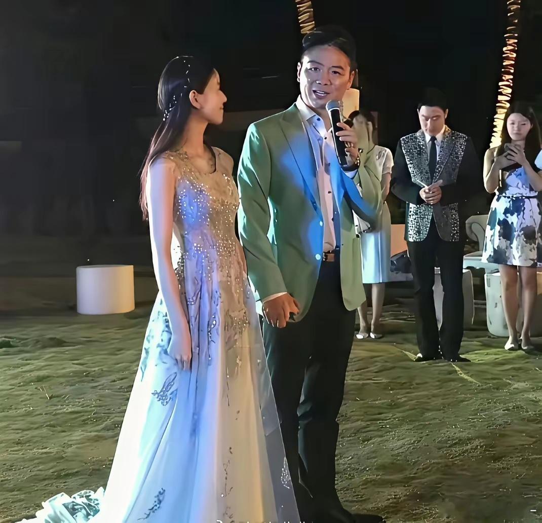 刘强东当年结婚时真的幸福满满啊！