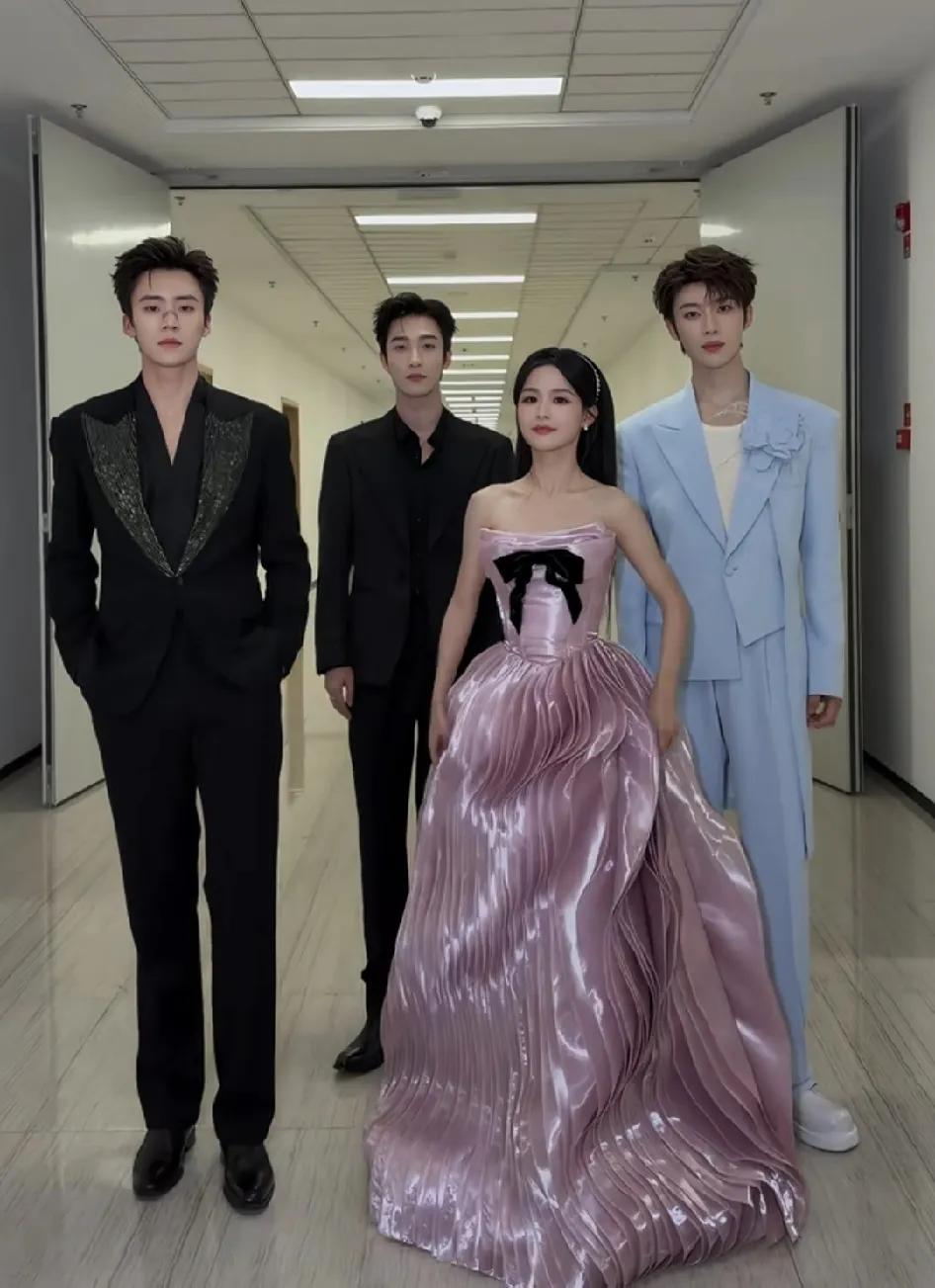 余茵这会应该很开心了。身边站着都是短剧一哥，就是没看到柯淳。她和三位短剧演员