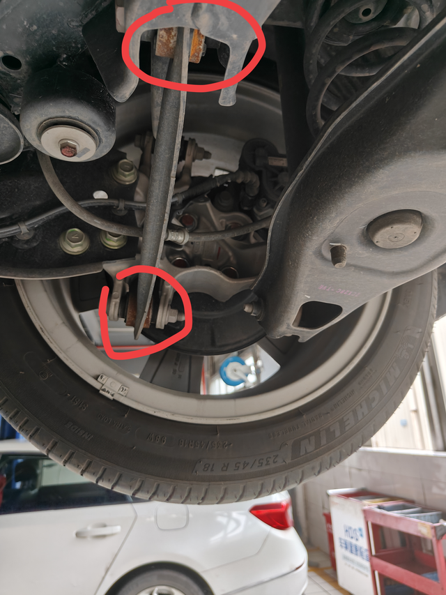 雅阁下部生锈雅阁新车三个月，下摆臂前端支撑杆两端接耳锈成这样。伙计们你们的有吗