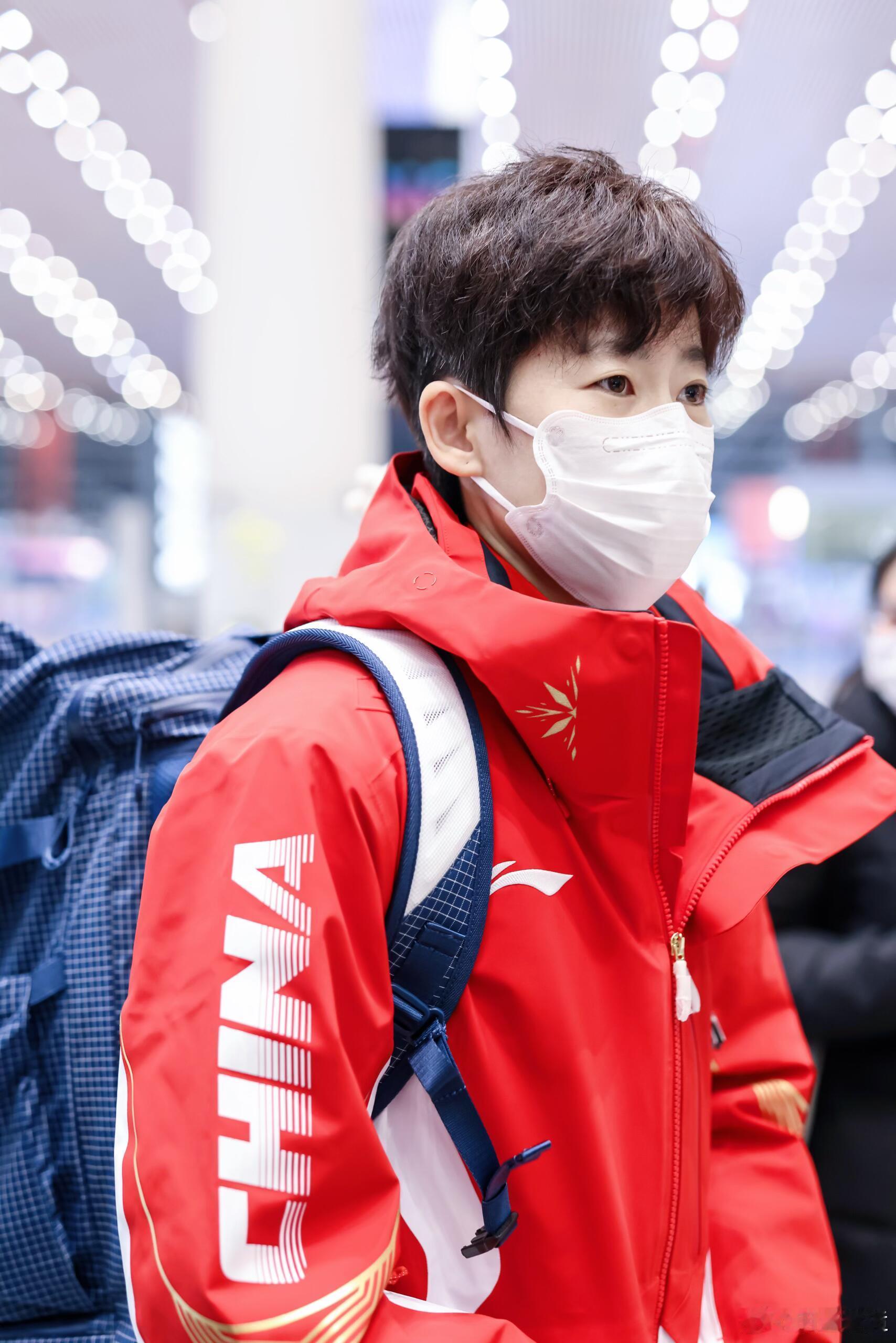 冬奥会时尚图鉴时尚灵感解读是谁把机场走成了米兰时装周分会场啊？原来是中国短道速