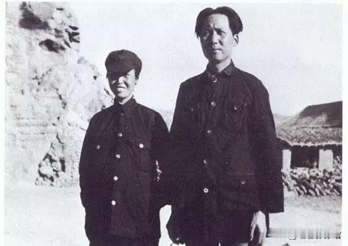 这四组照片均为延安时期毛主席与贺子珍的纪实影像，记录二人在窑洞生活、相伴同行的岁