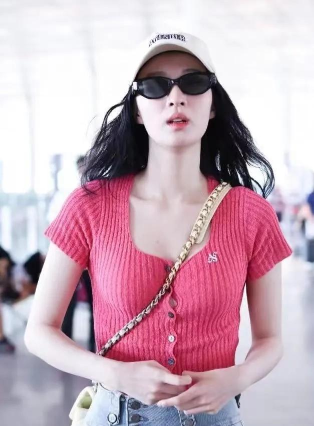 王楚然这身材也太绝了！机场私服直接封神💥玫红色针织短上衣+高腰牛仔裤，又