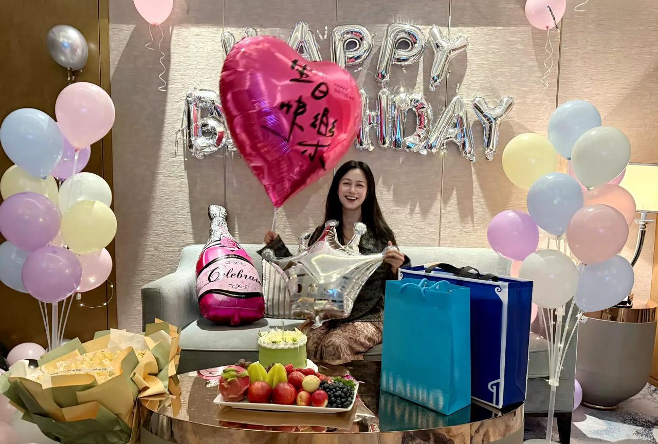 40多岁素颜还这么美，身材还那么好，难怪她有离婚复出的勇气。虽然孩子不跟她，讨厌