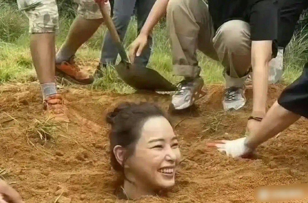 以前看电视剧的时候还以为演员真的被埋里面了
