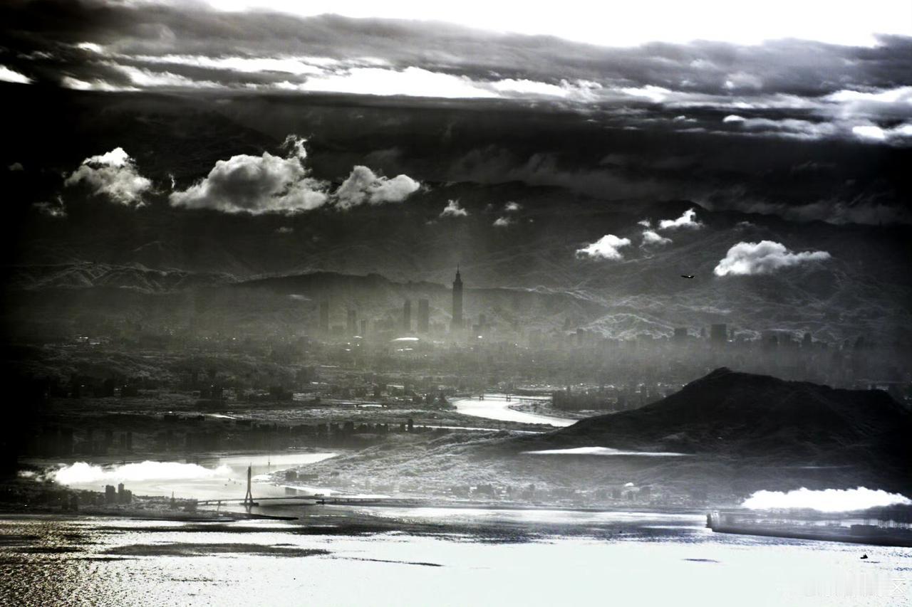 淡水河口清晰可见，双尾蝎这个大长焦相机，太牛了！我军“双尾蝎”无人机在淡水河