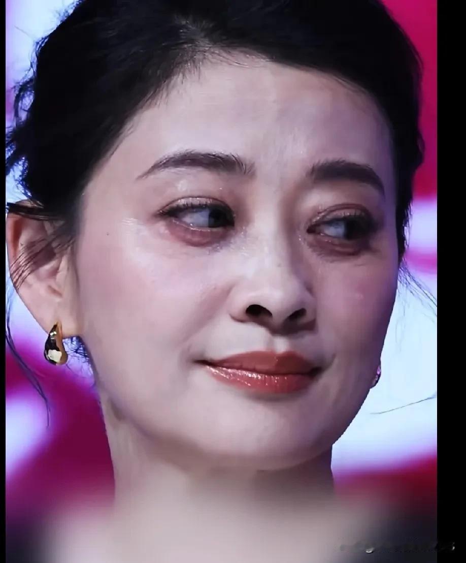 你晓得吗？像梅婷老师这般有着大眼睛的美女，眼部的衰老或许会更为迅速呢。不止她，高