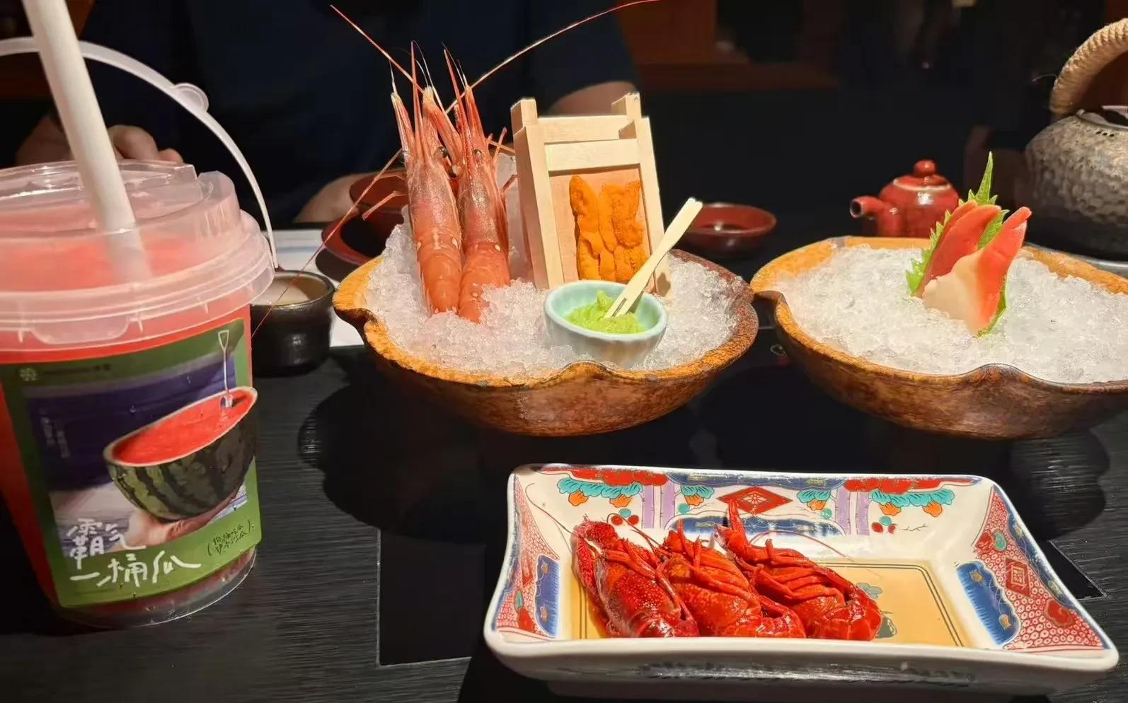 给中央点赞！从一顿饭、一杯酒查起，违规吃喝行为像过街老鼠人人喊打。朋友小王最
