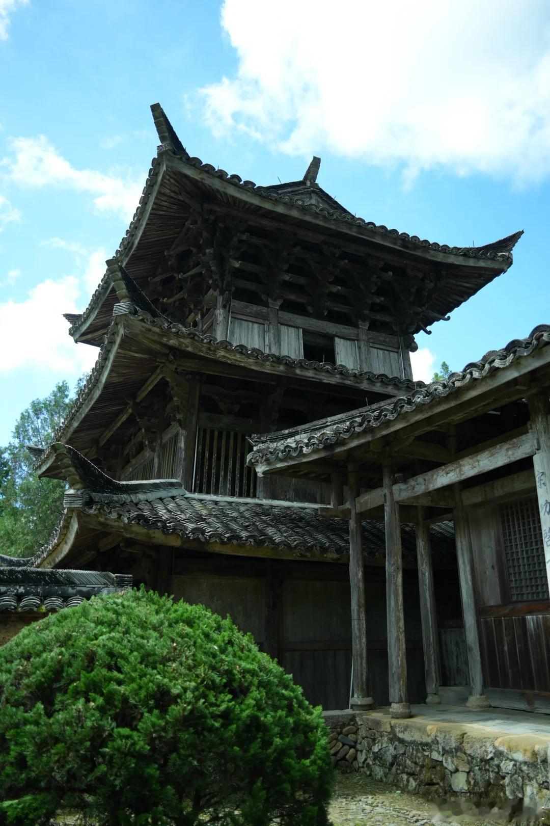 丽水景宁千年古刹时思寺，宋绍兴十年留存至今，大殿无佛却因颜值出圈。进门就是150