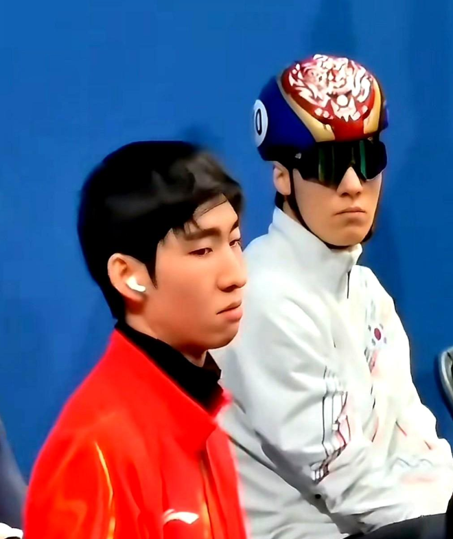 冰场上，黄大宪的眼神像胶水一样，死死粘在林孝埈身上。林孝埈整理护具，他在偷