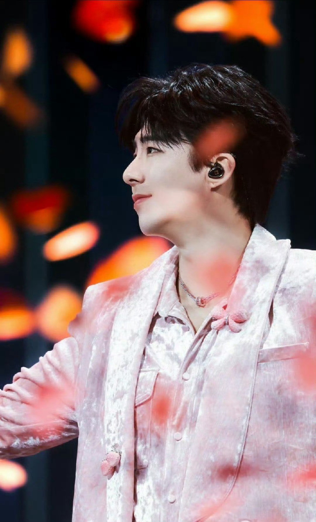 刘宇宁遭受彩带魔法攻击彩带不要钱系列现场版！刘宇宁站在“彩带瀑布”中怀疑人生，