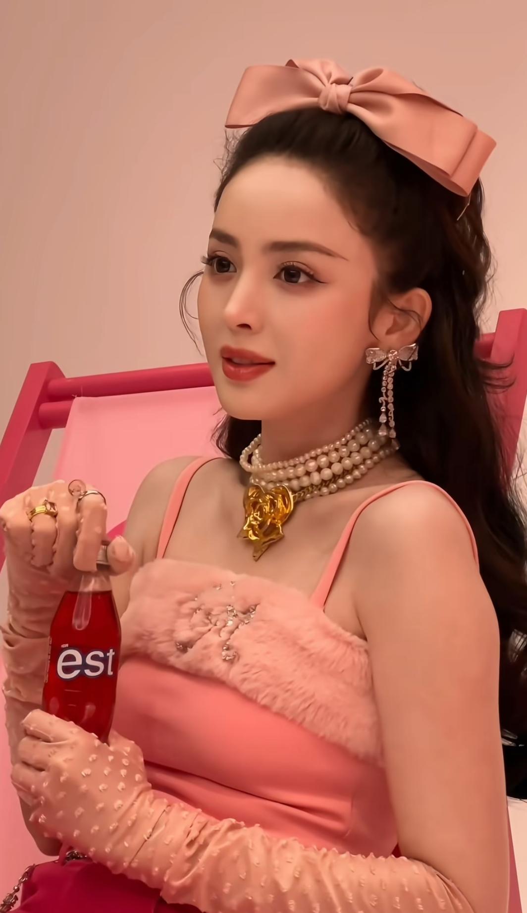 娜扎新皮肤，这造型是把玛丽猫从《猫和老鼠》里拽出来了吧！粉调毛绒吊带+超大