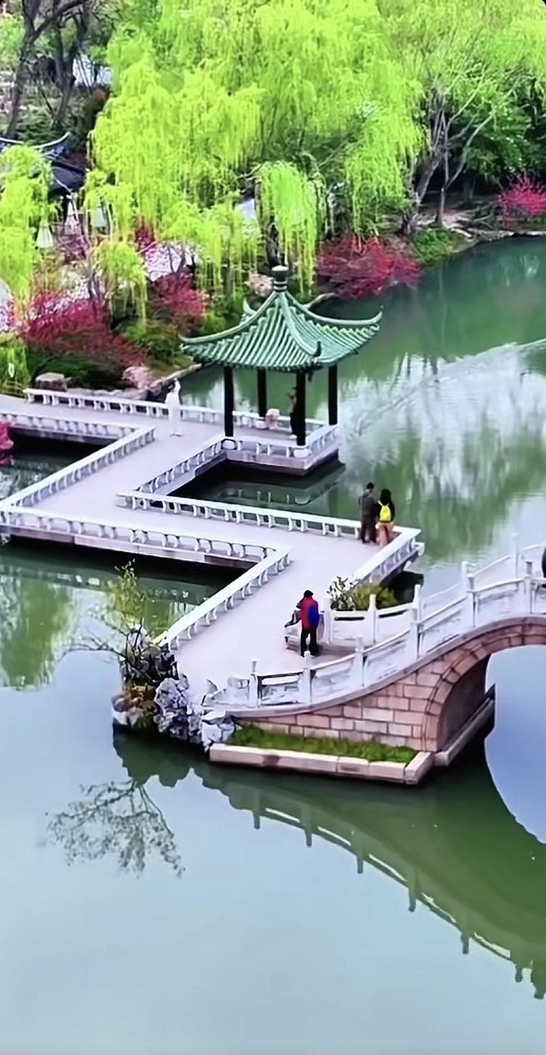 人生是场旅途，在乎的是路上的风景，愿你路过风景都是美丽的邂逅风景心灵最美的风景