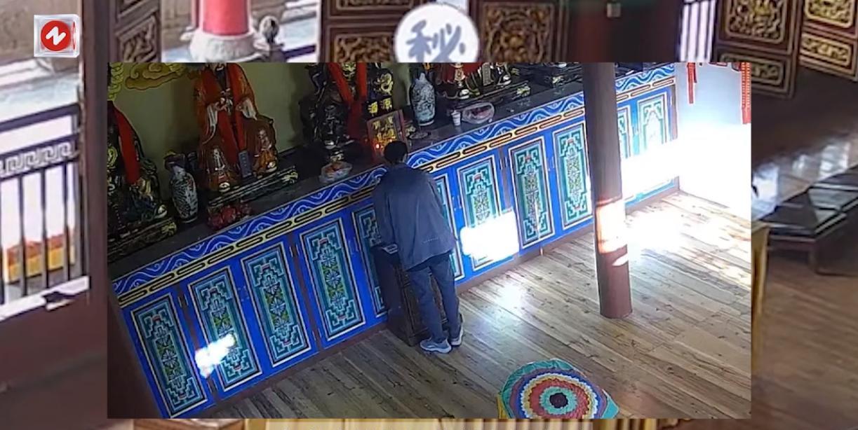 “这是个讲究人！”近日，云南腾冲，一男子在进入寺庙拜佛时，突然发现“财神爷”的功