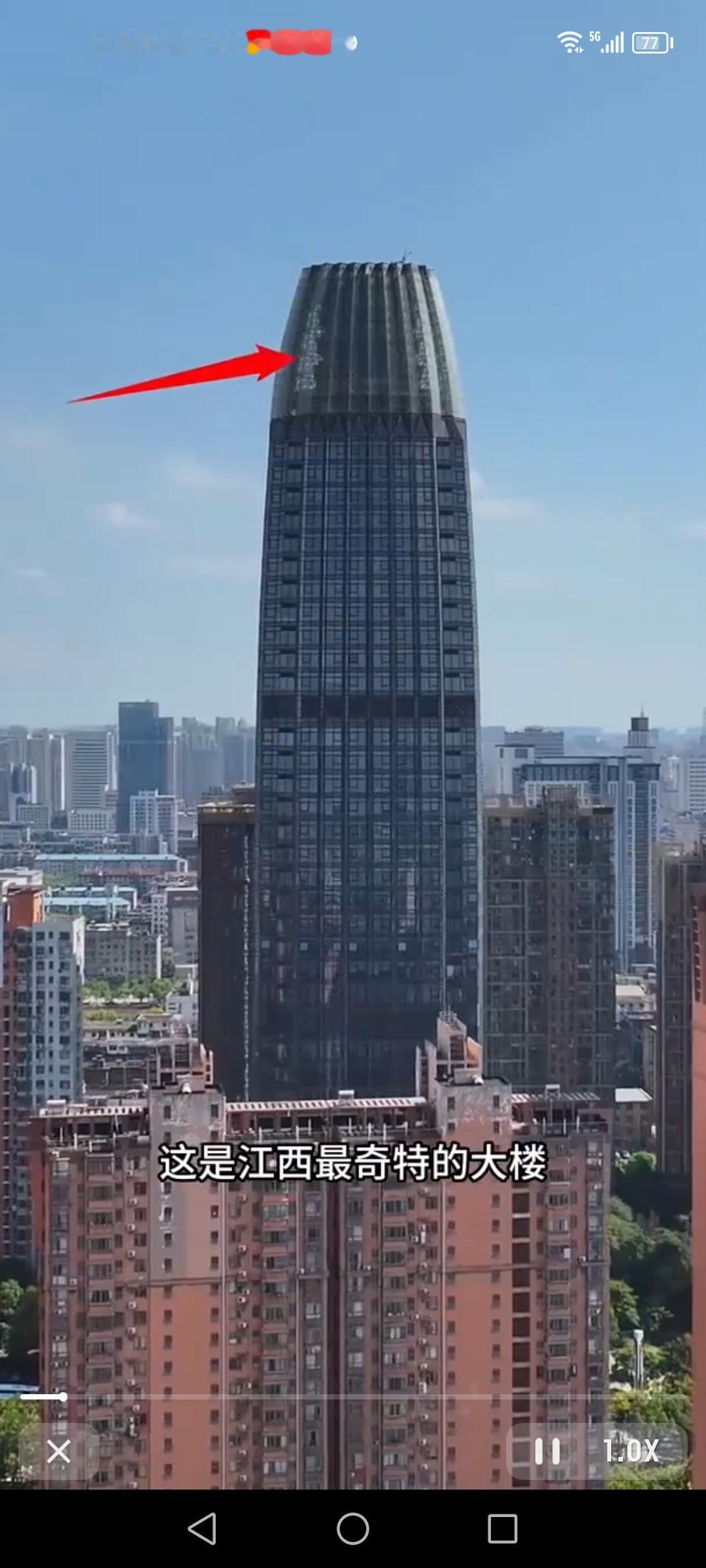 在南昌，总能发现一些令人意想不到的建筑。就说那甲级写字顶楼上竟藏着神秘的滕王阁，