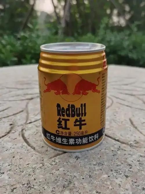 你买一瓶红牛要5块钱，其中只有1块5是饮料本身的成本，剩下的钱，全被红牛用在了别