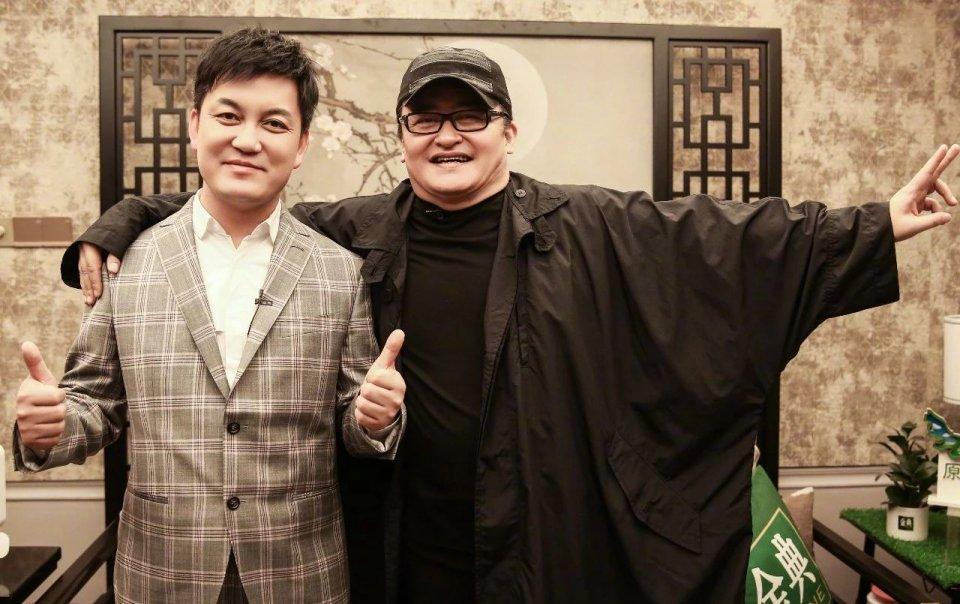 刘欢穿大衣和甩长发的样子好奔放，他的长相气场挺有辨识度的。