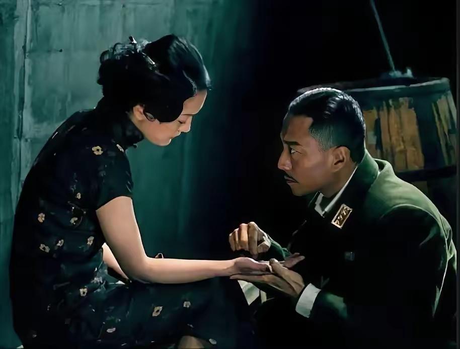 1942年11月，潜伏在广州特务处的孙照文，接到上级紧急指示，一位隐蔽在日伪高层