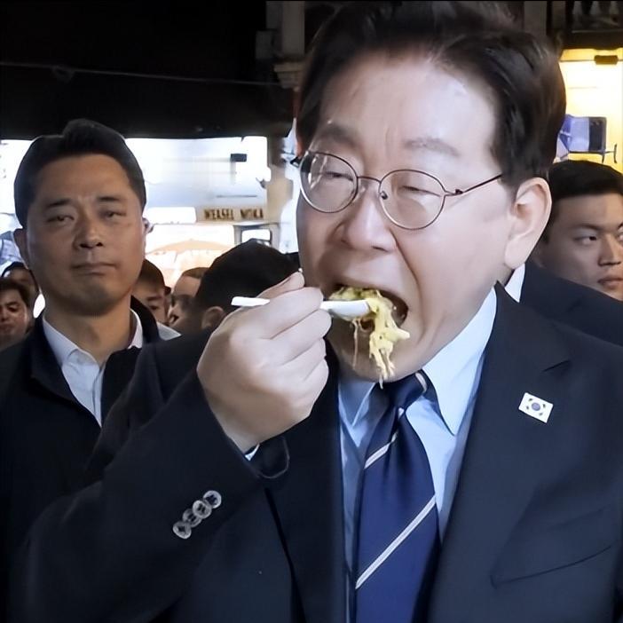 李在明和夫人放开自我，在越南街头，吃榴莲、抱小狗太接地气了！4月23日，李在明