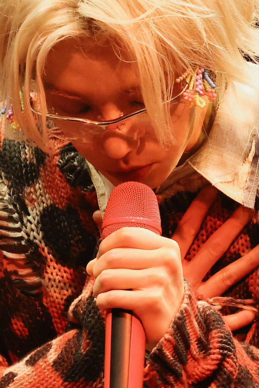 华晨宇拿下三块地华晨宇在2026年2月8日深圳火星演唱会收官站现场宣布，已在一个