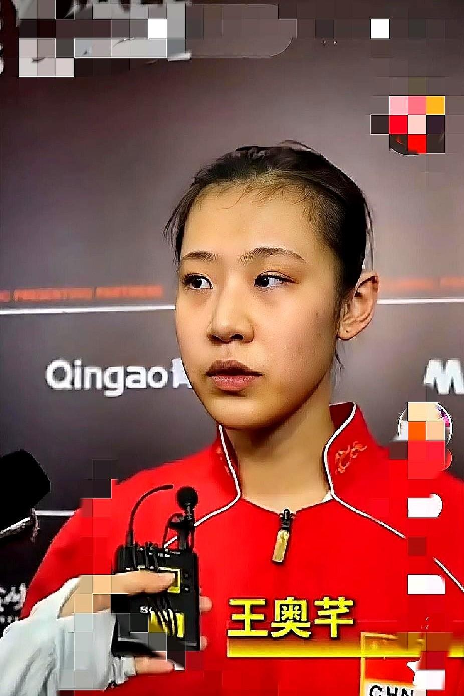 简直惊艳四座，国际排联官方解说都喊出“巨星诞生”了！中国女排对阵塞尔维亚，第