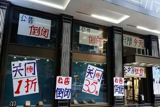 为什么唯独在我们中国，电商彻底干趴了实体店？这么说吧，同样的东西，网上卖300，