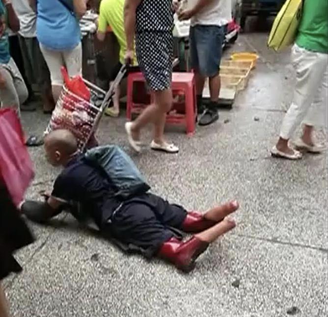 “造化弄人！”2016年广州街头，一对夫妻出门买菜，意外撞见一名双腿遭截断的乞