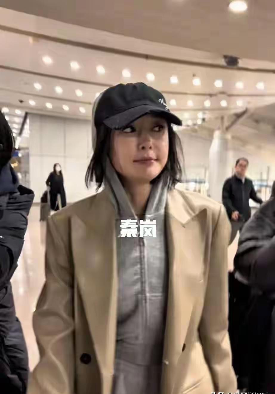 45岁秦岚的“馒头脸”，戳穿了所有女明星心照不宣的秘密。别急着嘲讽。你看到的