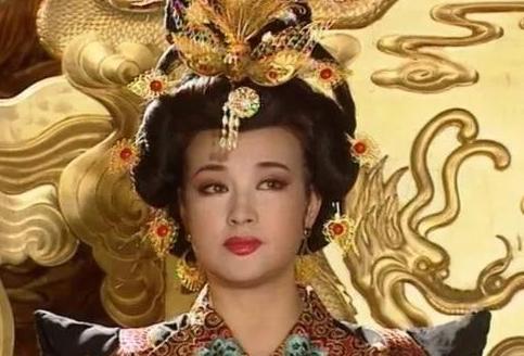 公元692年，武则天在朝堂上，笑着对张德说：“听说你老来得子，恭喜呀！”张德心喜