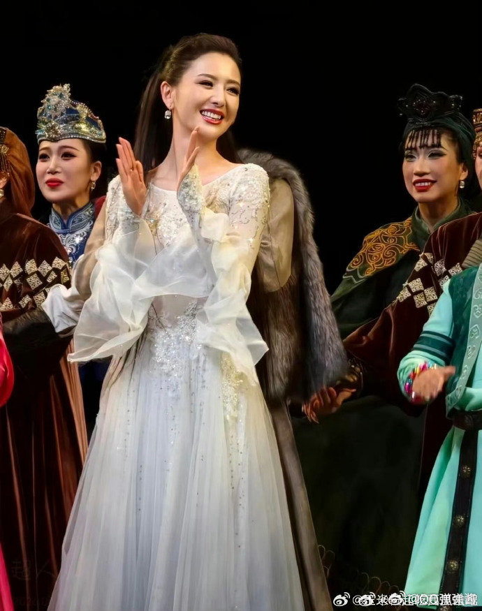 佟丽娅小酒窝同台演出舞剧舞剧《在远方·在这里》太好哭！佟丽娅优雅起舞，小酒窝红衣