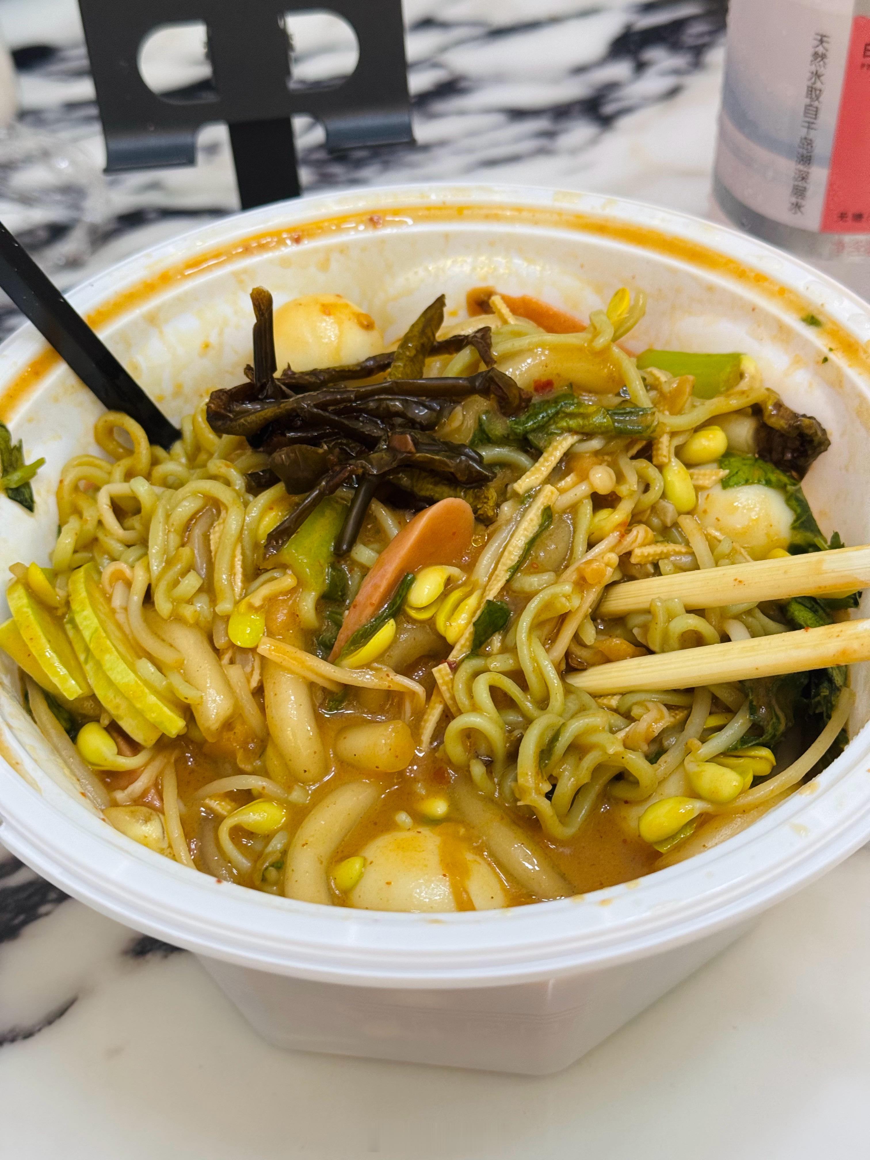 大暴雨天洗完澡换好睡衣享用一份黏糊糊的砂锅土豆粉别管，出差了一周，回到自己的小狗