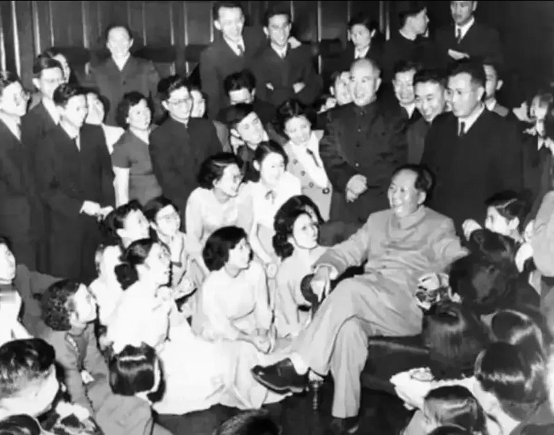 毛主席：“对自己，‘学而不厌’，对人家，‘诲人不倦’，我们应采取这种态度。”