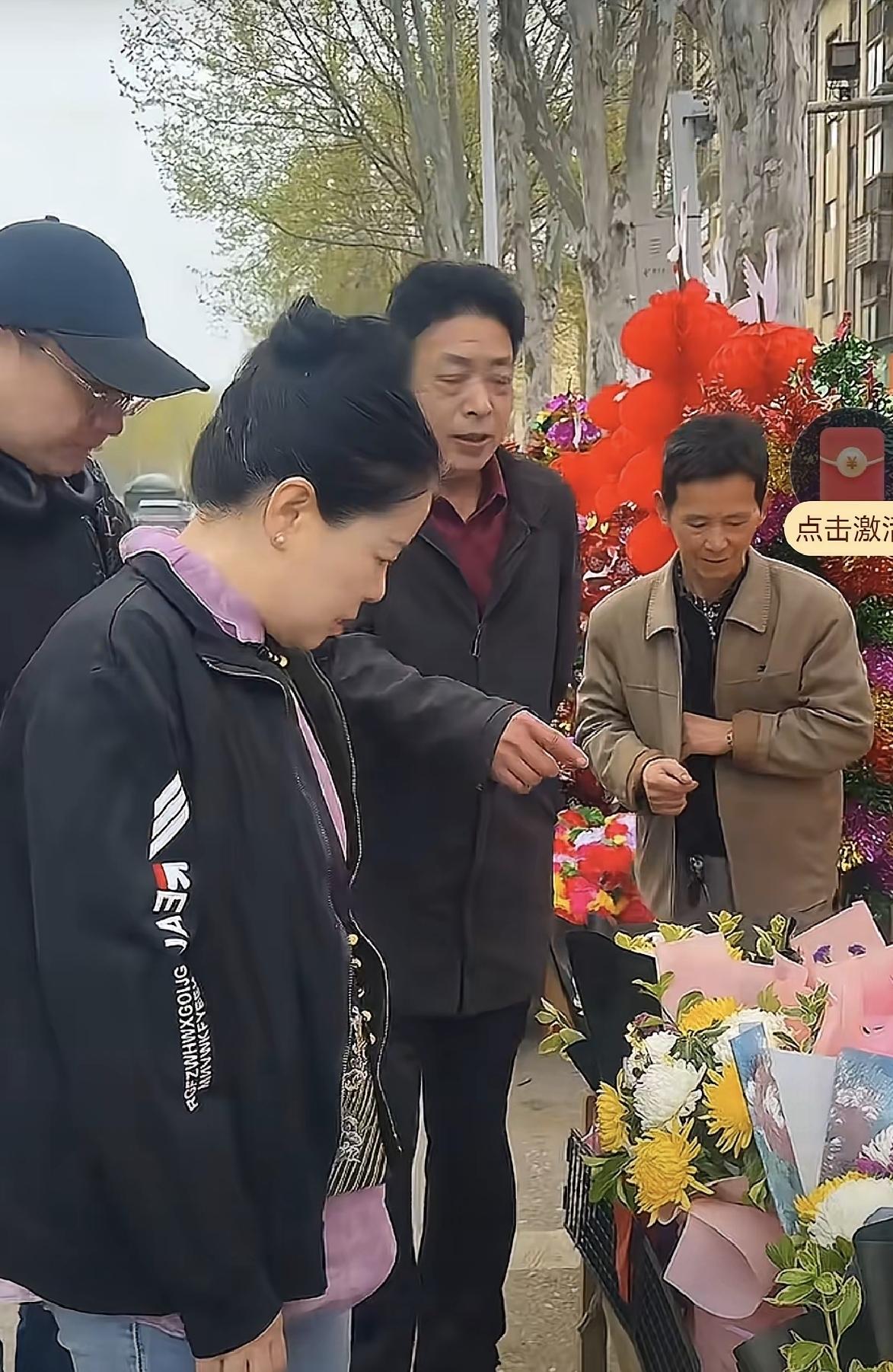 家人们姐姐们下午好；看到清明那天，许妈发了一个作品。她穿了一件黑色上衣，搭