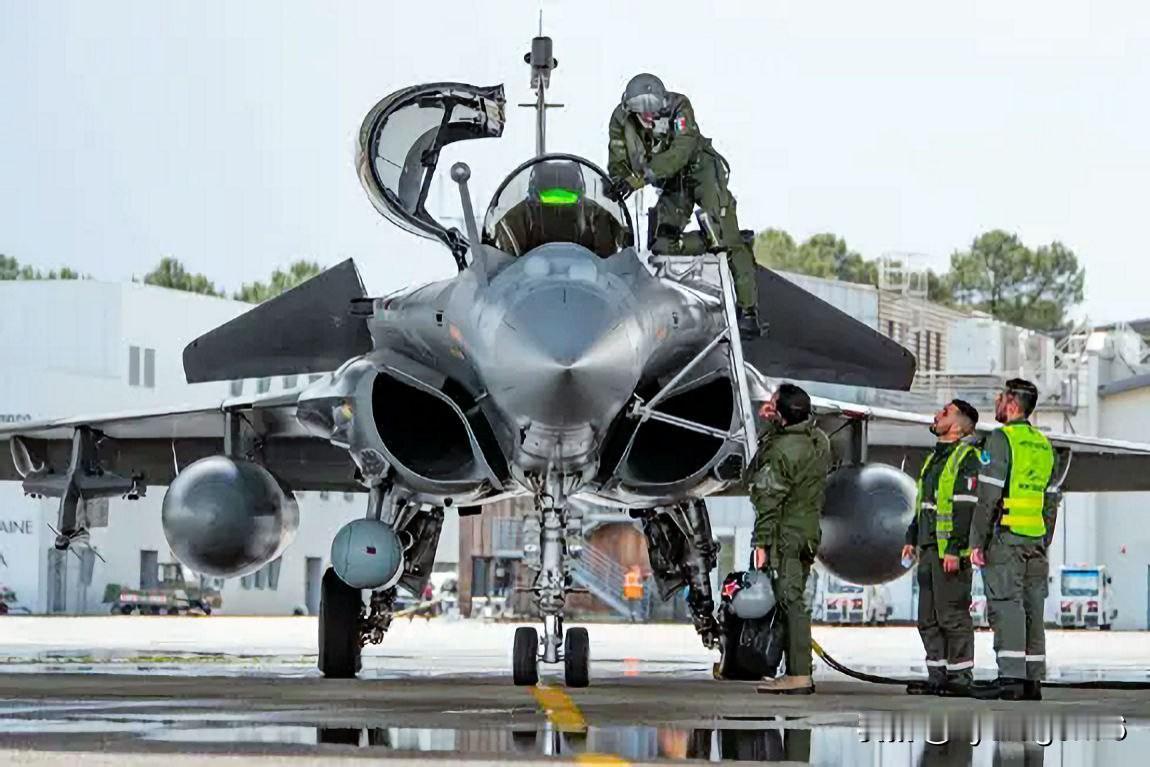 🇫🇷🇮🇩印尼空军将于2026年2月至3月接收首批“阵风”战斗机。据A
