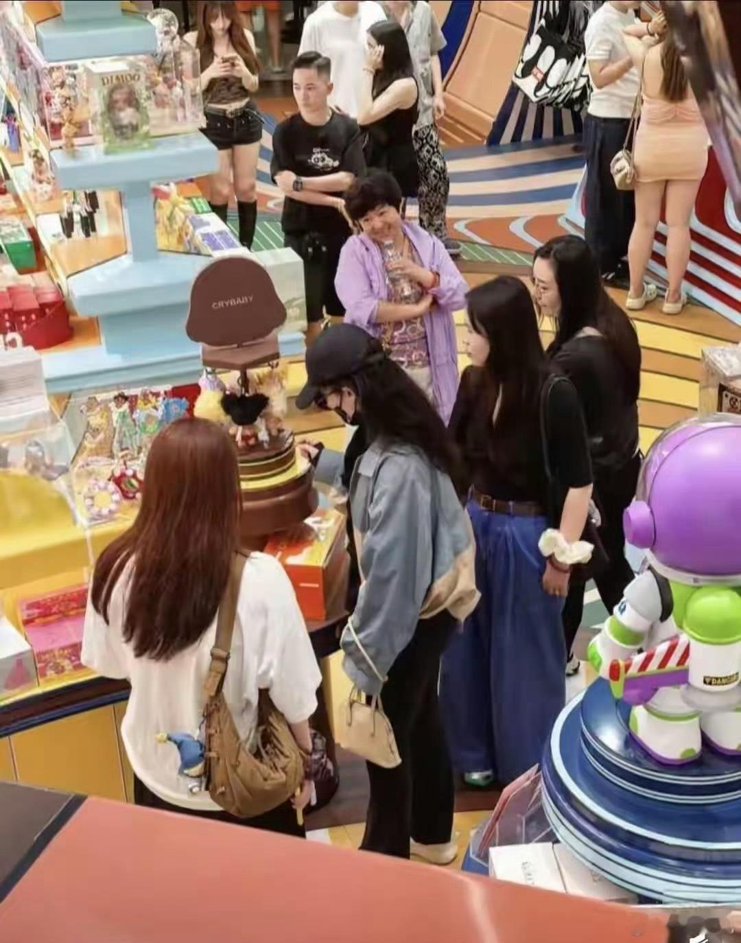 刘亦菲泰国逛街被偶遇，本人穿搭低调但气质很好，整个人松弛舒适